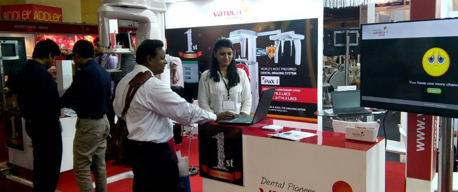 The VATECH India team with visiting dentists at an exhibition stand