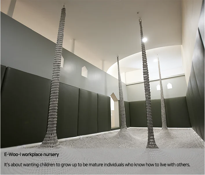 Reflective gallery corridor